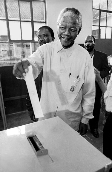 Paul Weinberg, Nelson Mandela voting for the first time in his life, Ohlange High School, Inanda (1994).